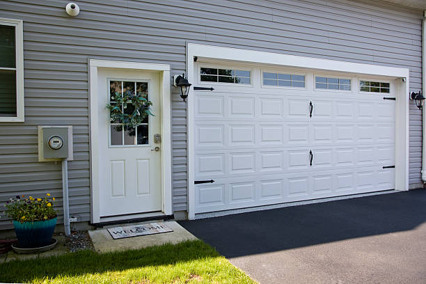 24/7 Emergency Garage Door Panel Replacement experts in Manitowoc County County, WI